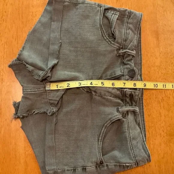 Refuge gray denim cutoff shorts size 2 - Picture 2 of 4
